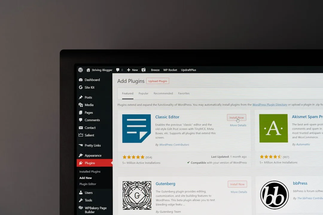 Tela do painel WordPress mostrando um usuário administrador desconhecido na lista de usuários, com destaque para o nome suspeito e o papel de administrador.