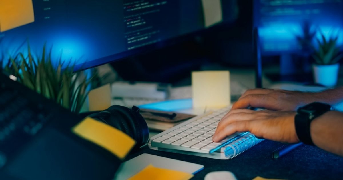 Ilustração sobre downgrade de plugin WordPress e reversão de versão em vários sites