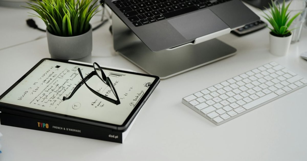 Ilustração sobre entrega de site WordPress e transferência de acessos ao cliente